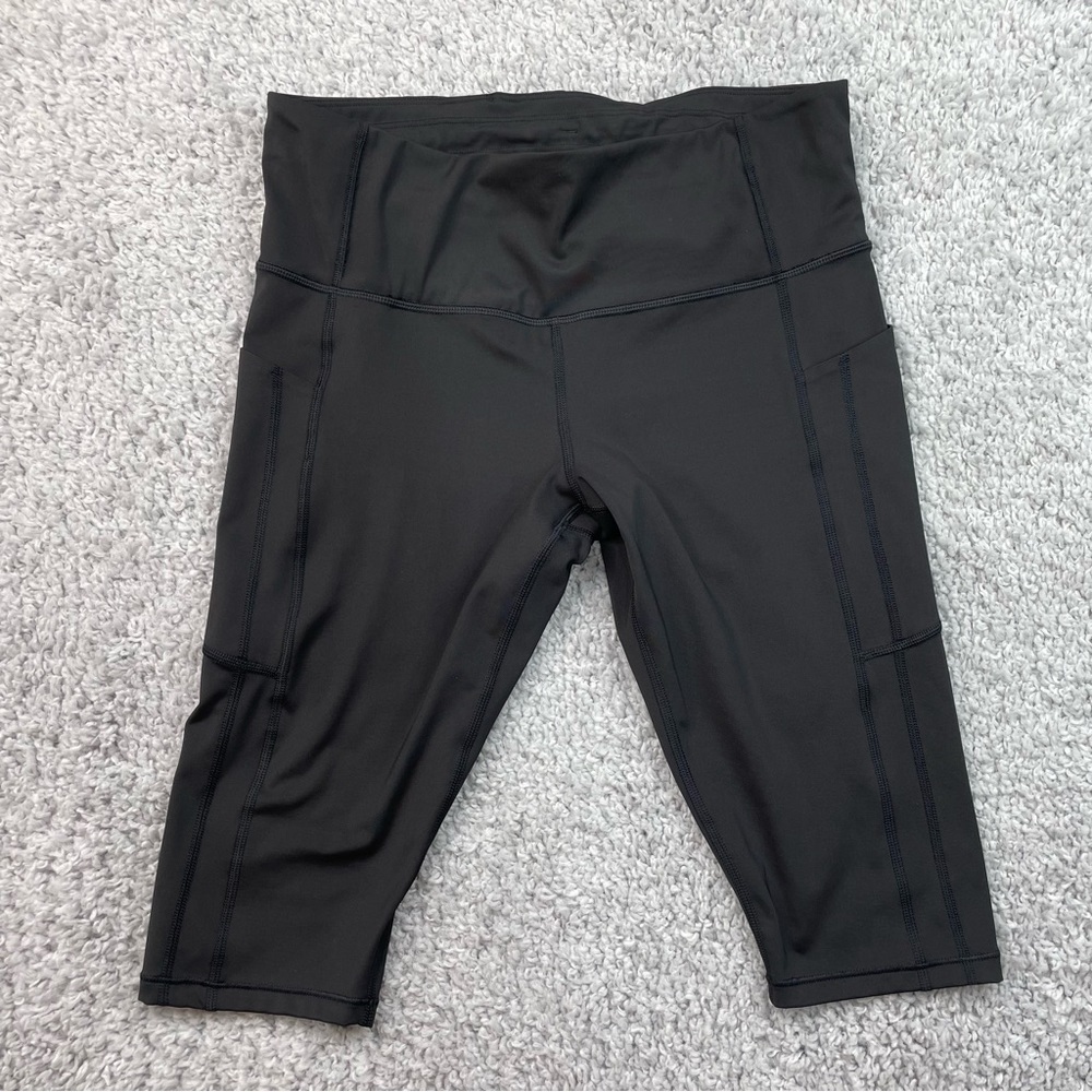 Athleta Shorts Womens Large Petite Stash Crop Bike Hike Outdoors Gym Fitness